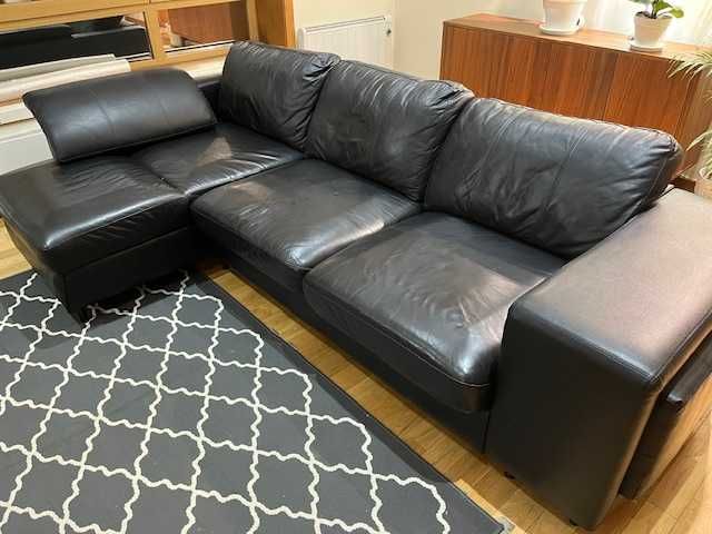 Sofá pele preto da Moviflor com chaise longue