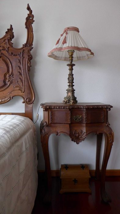 Quarto completo com oferta de candeeiros, estrado e colchão. Estilo D. João V