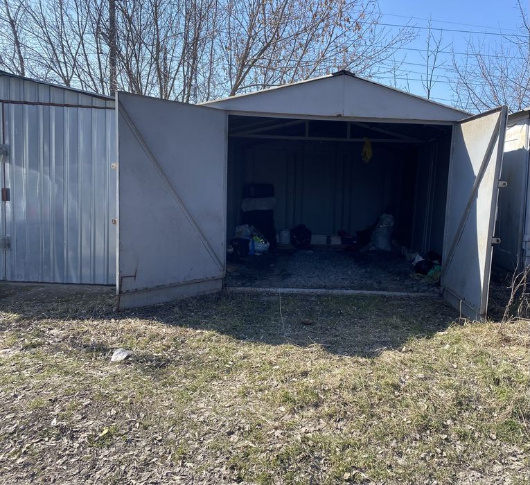 Металевий гараж.