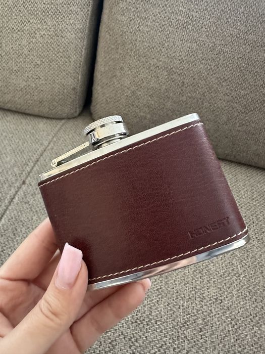 Piersiówka skórzana