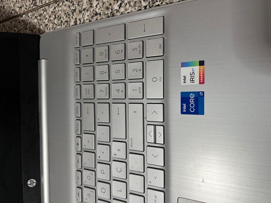 Portátil HP 15s-fq5023np - 15.6" Core i7 16GB 512GB SSD ×