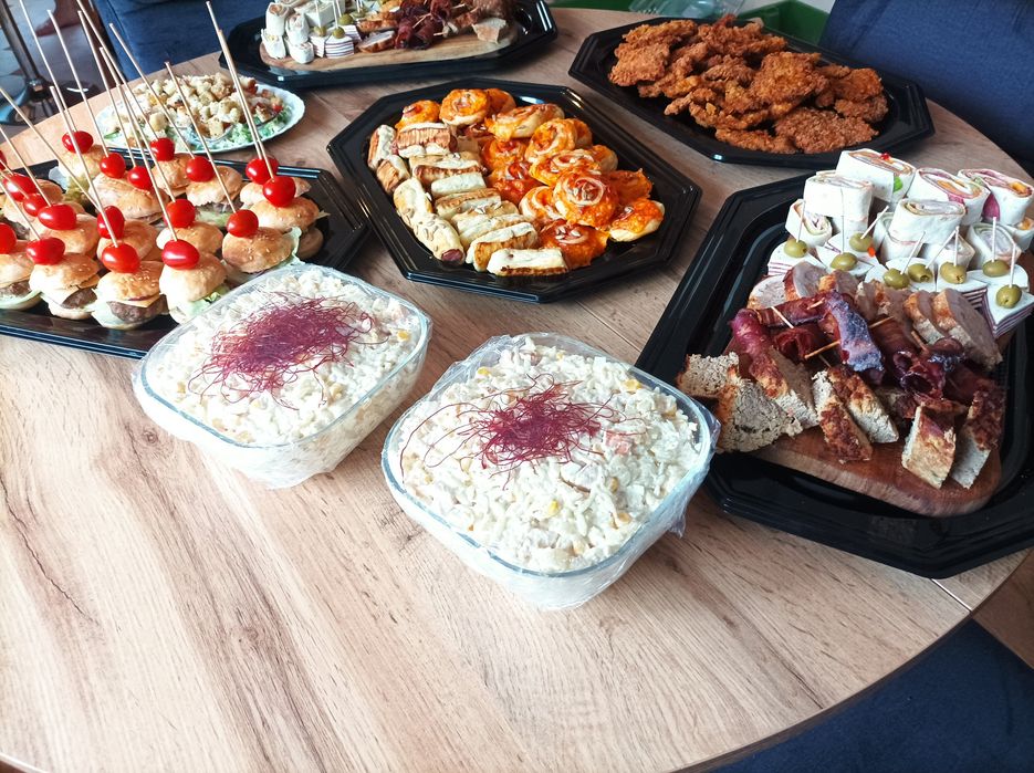 Przekąski, zimna płyta, catering na imprezę.