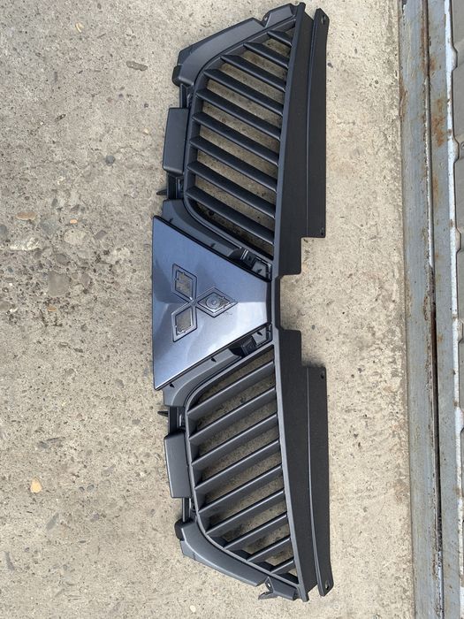 Решітка радіатора Mitsubishi Outlander II 07-10