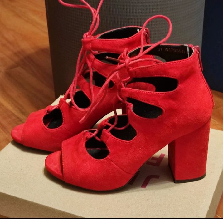 Czerwone sandałki na słupku