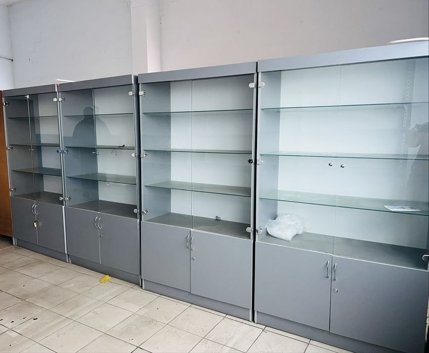 Шафа з скляними дверцятами