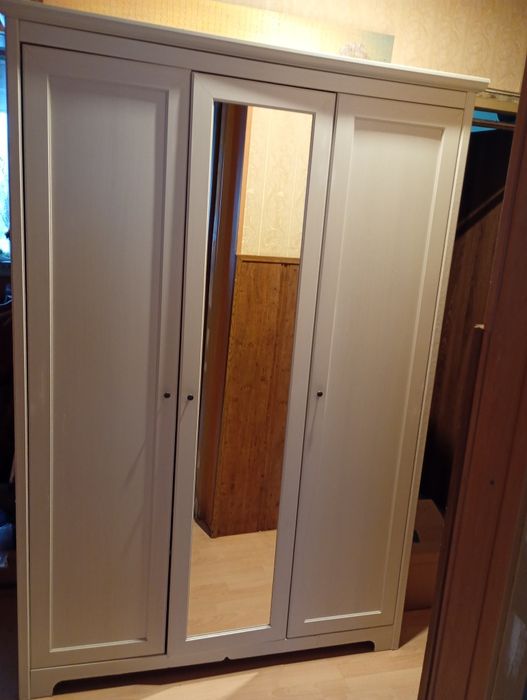 Biała szafa trzydrzwiowa z lustrem Ikea