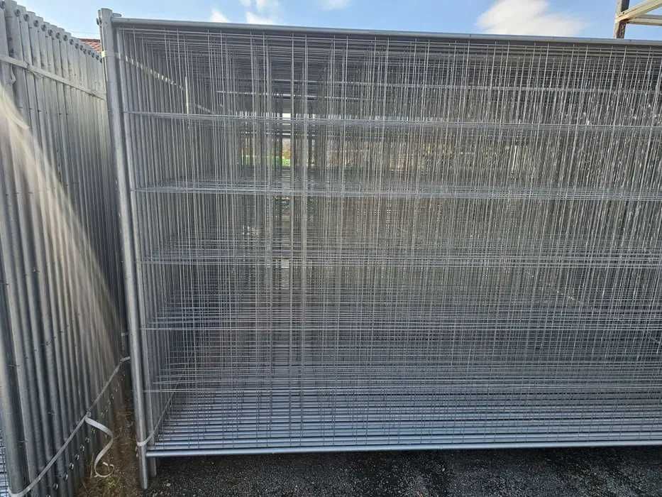 Ogrodzenia budowlane – ażurowe panele, stopy, zaciski