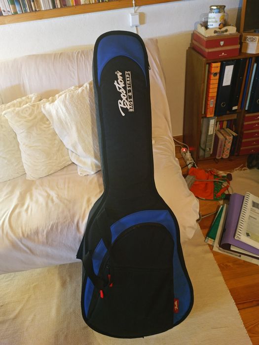 Guitarra Clássica Valência com saco e com acessórios.