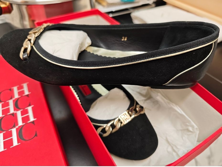 Sabrinas Carolina Herrera (CH) em Camurça Preta com Corrente Dourada