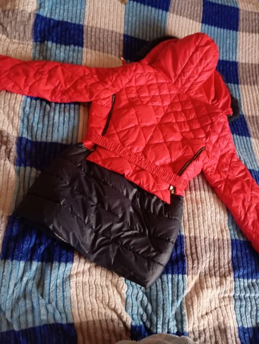 Зимова червоно -чорна курточка