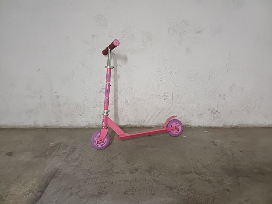 Trotineta cor de rosa