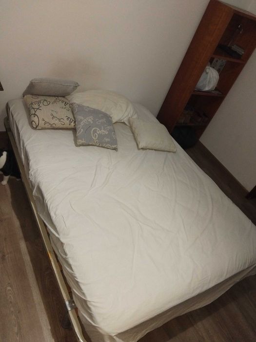 Estrado de casal/cama (140x185 cm) + Colchão (Oferta)