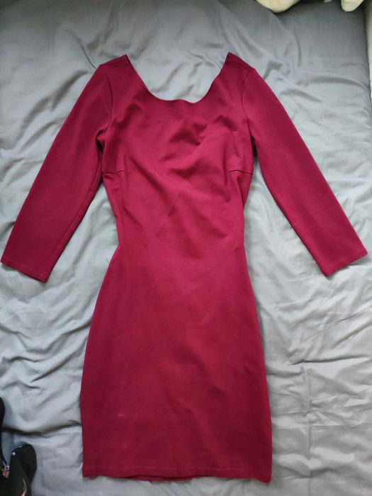 Bordowa dopasowana sukienka z wyciętymi plecami