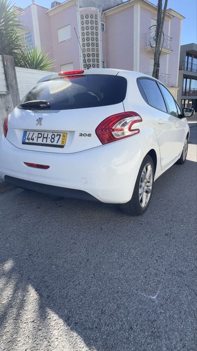 Vende-se Peugeot 208, motor 1.4 HDi (gasóleo), ano 2014, com cerca de 169.357 km.