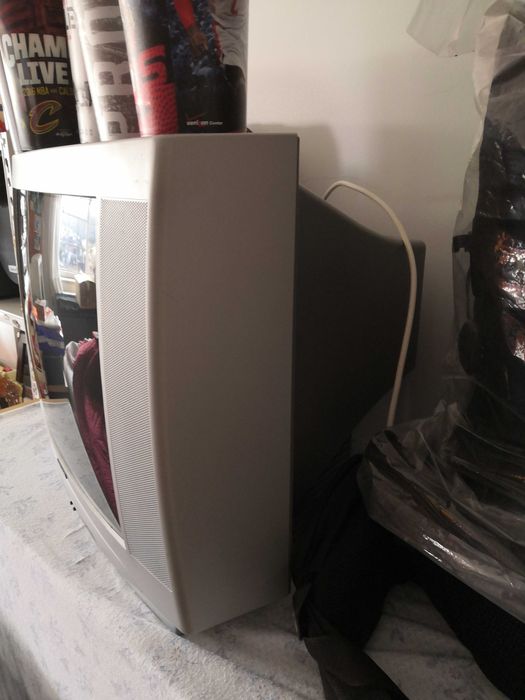 Televisão média dimensão usada