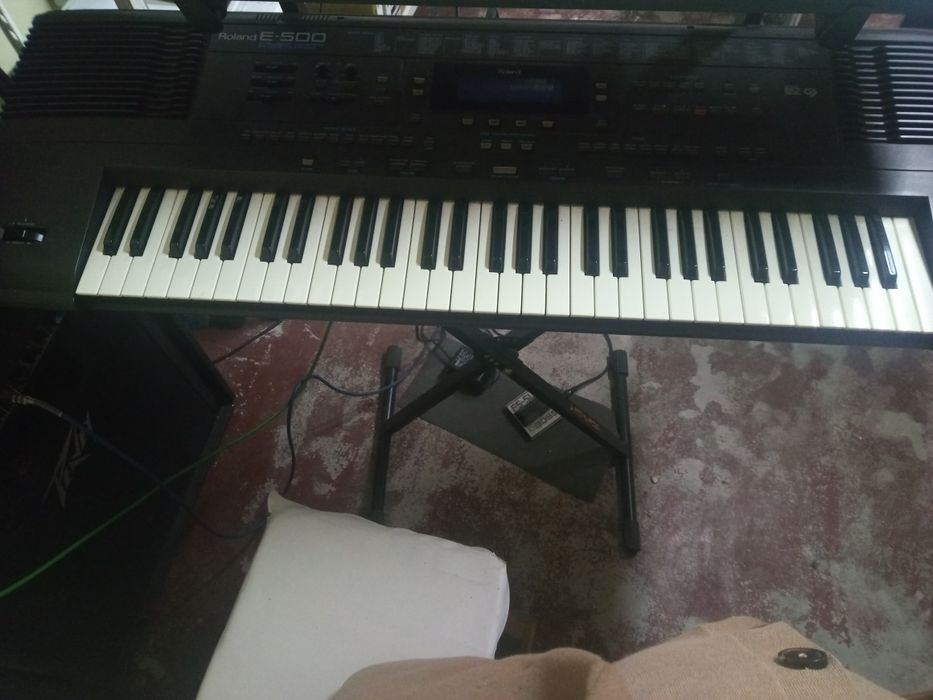 Teclado Roland E-500 com tripé, pedal e coluna