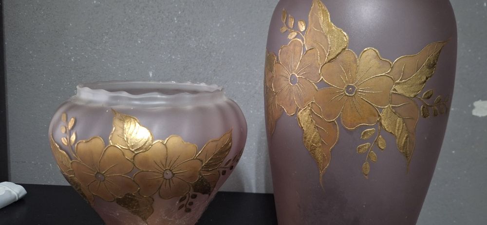 Dois potes pintados a mão