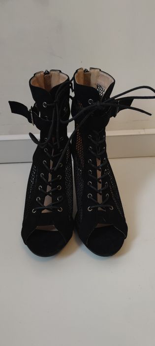 Замшеві босоніжки.