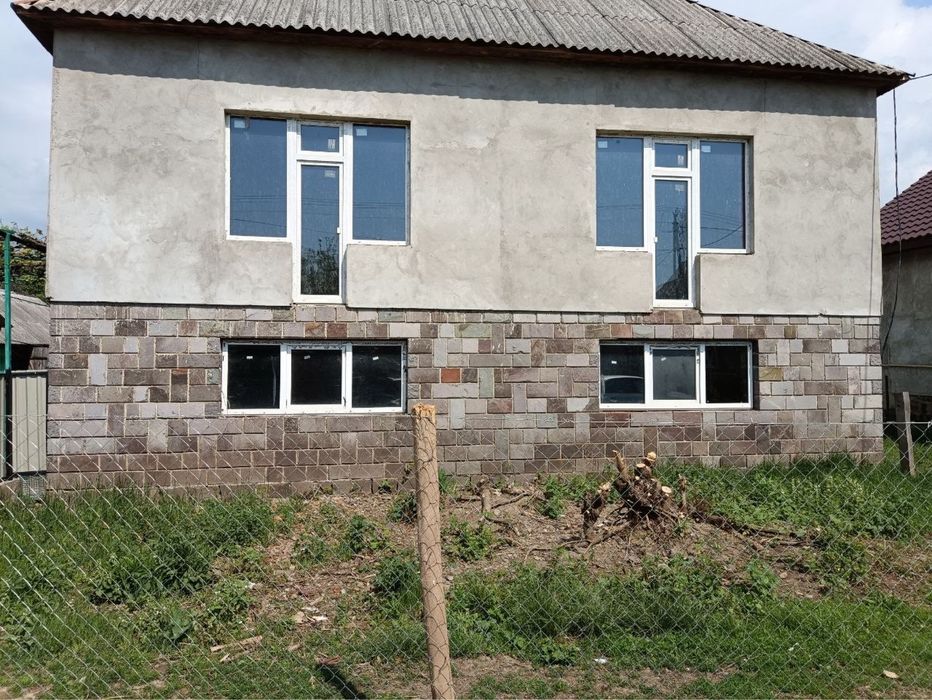 Недобудований будинок із земельно ділянкою