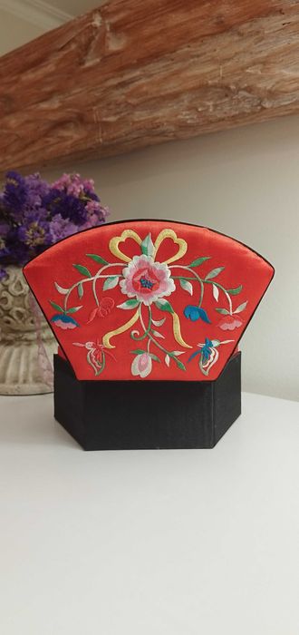 Guarda-joias cartonado forrado e bordado a mão, é só lindo e único!