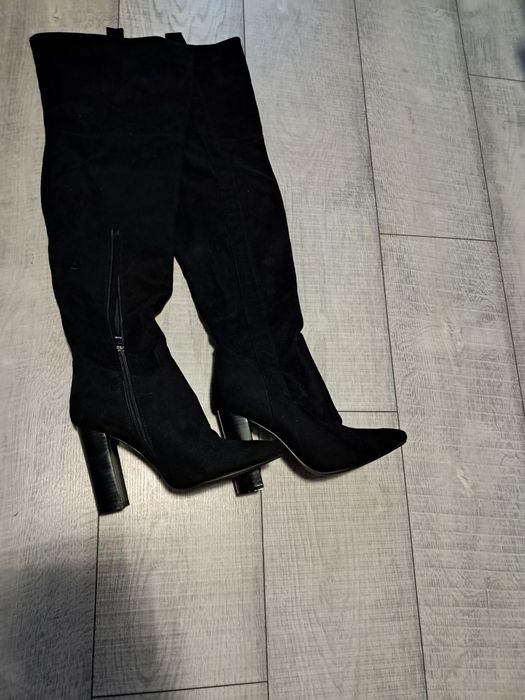 Nowe, zamszowe botki za kolana