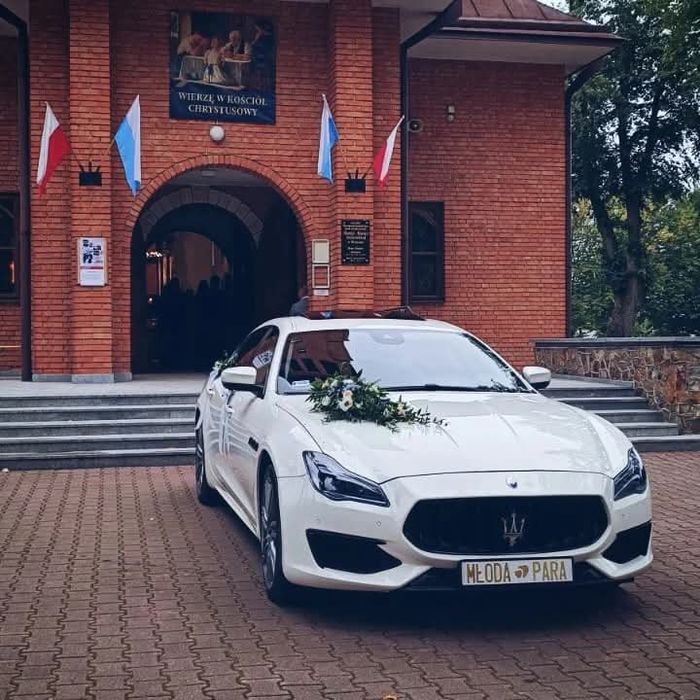Auto do ślubu Białe Maserati Quattroporte - elegancja, prestiż i styl!