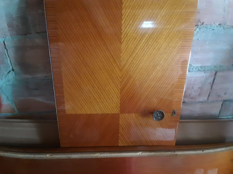 Roupeiro, cómoda, duas mesas de cabeceira, cama