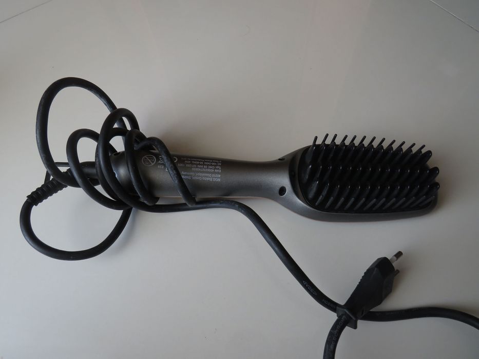 Escova de alisar cabelo com keratina.