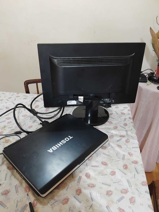 Computador portatil mais um monitor tudo em bom estado