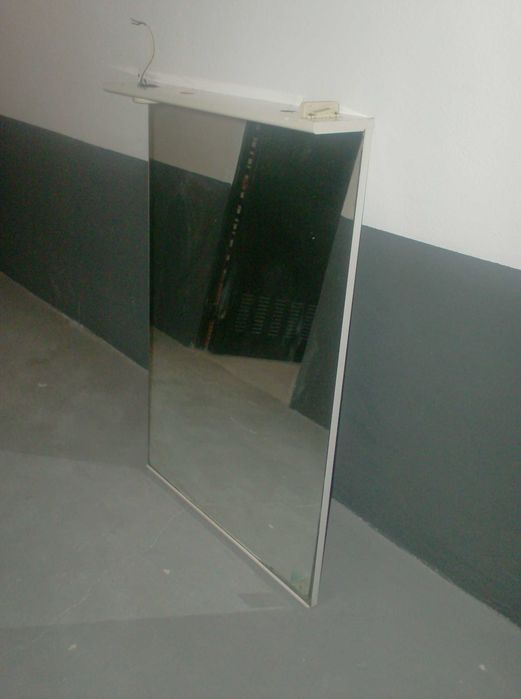 Espelho de casa de banho sem luzes