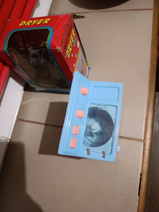 Це іграшка, яка імітує побутову техніку, популярна в 1980-х роках.