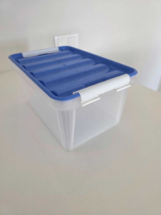 Caixa Arrumação Plástico Tampa Azul 34x22.5x17cm - Bom Estado