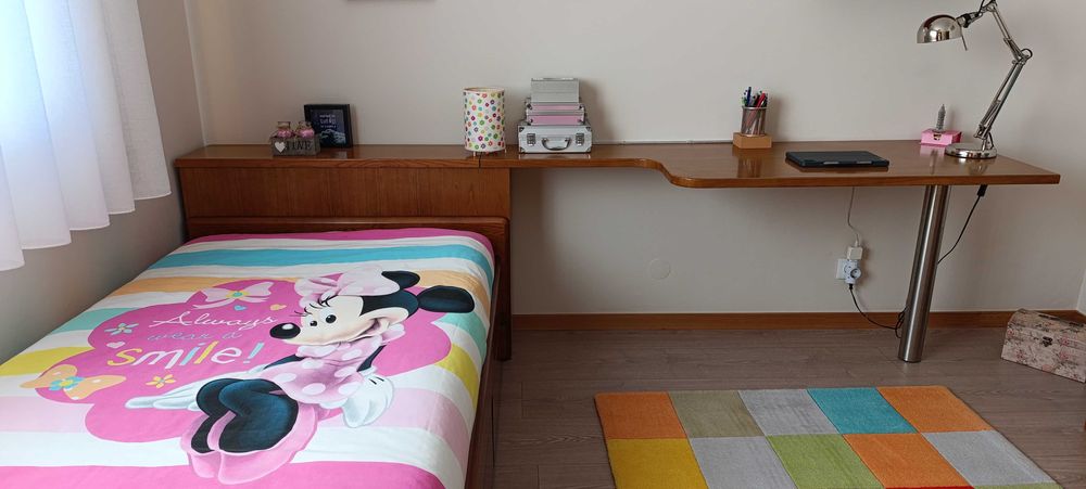 Cama solteiro e secretária