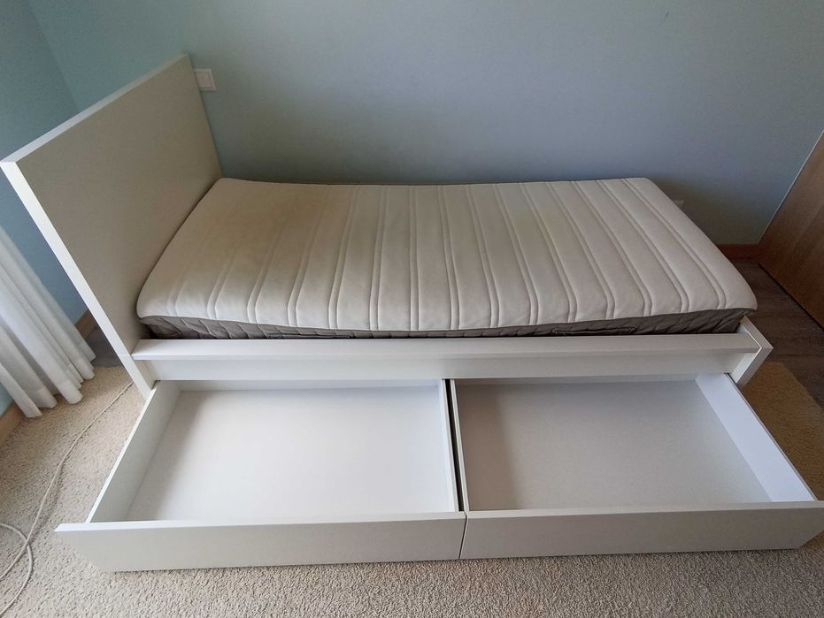 Cama de solteiro + colchão + 2 gavetas (IKEA)