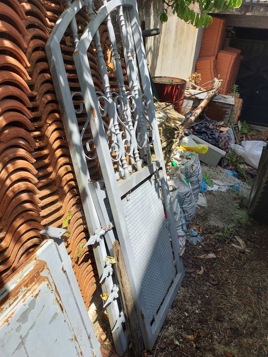 Portões e grada usados