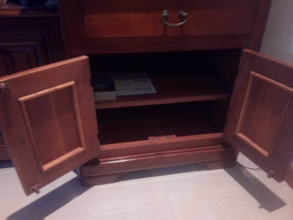 Móvel de TV e multimédia em madeira de cerejeira.