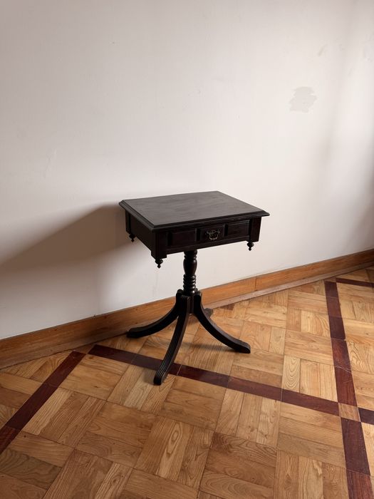 Mesa de apoio clássica em madeira escura