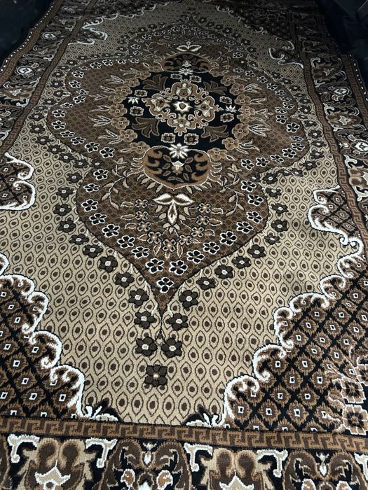 Великий килим 2.3 х 4.1 м в ідеальному стані, бежево-коричневий килим.