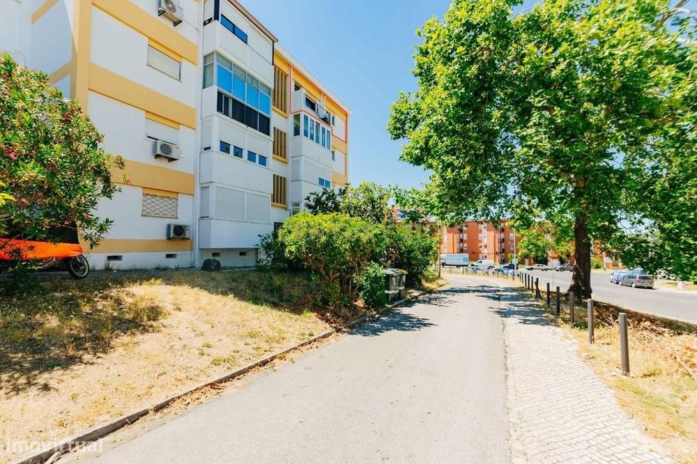 Apartamento T2 com Varanda e Arrecadação nos Olivais Sul