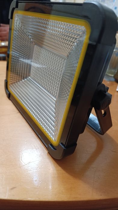 Продам прожектор на солнечной батарее