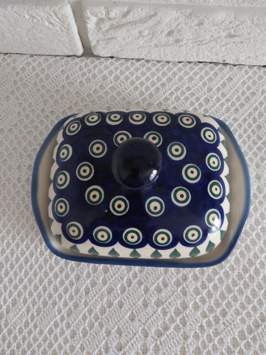 Ceramiczna maselniczka.