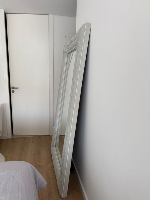 Espelho grande Idálius com moldura estofada – 180 × 100 cm