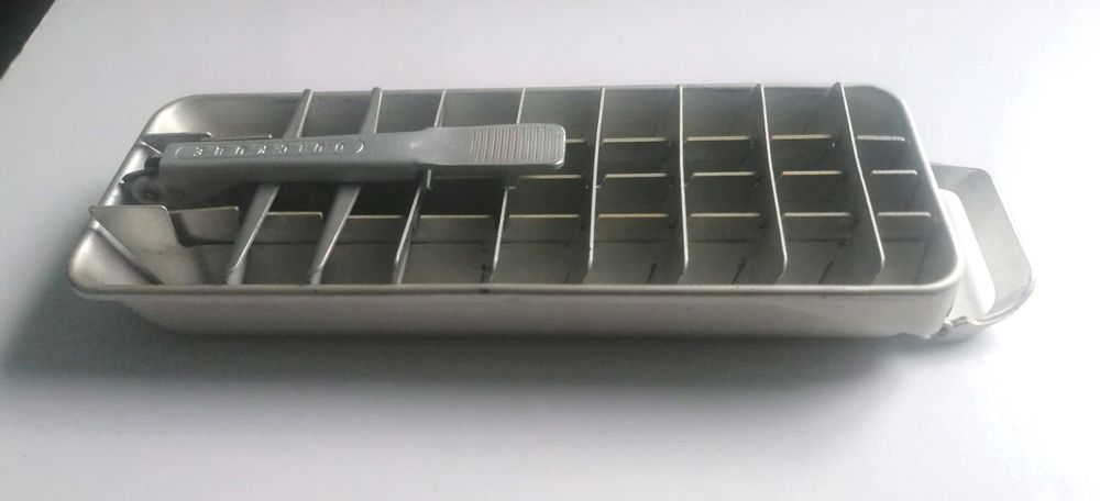 Antigo tabuleiro gelo em metal utilizado nos frigoríficos Frigidaire