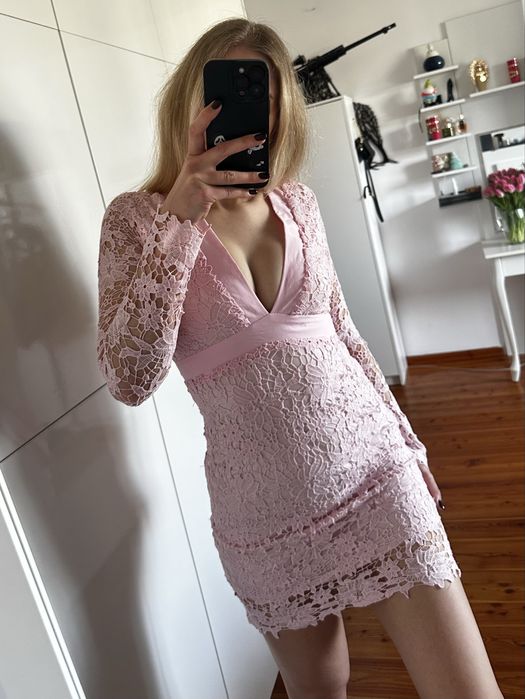 koronkowa sukienka S pudrowy różowy open back wiązanie v-neck głęboki dekokt sexy wstążki coquette krótka letnia baby pink