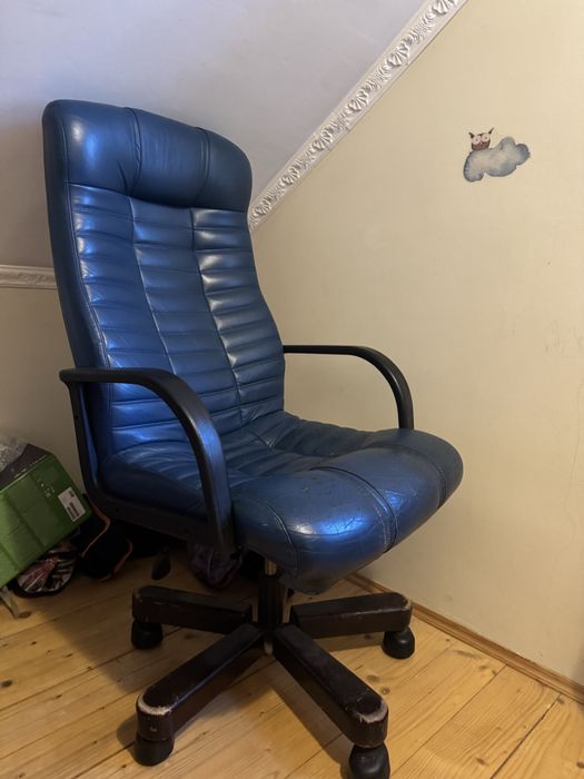 Крісло офісне шкіряне