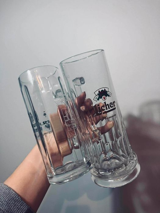 Dwa piękne szklane kufle kufel na alkohol na napoje