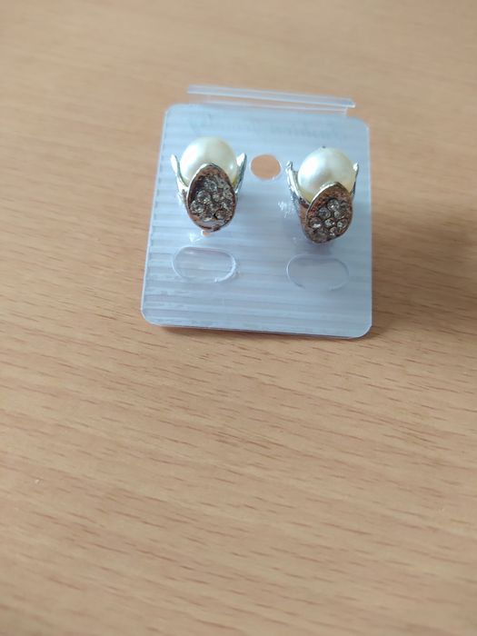 Brincos prateados flor com brilhantes e pérola NOVOS