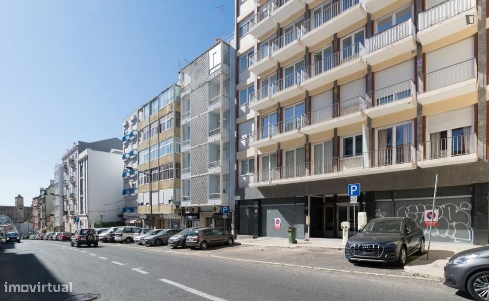 Quarto - localizado em Campolide Lisbon