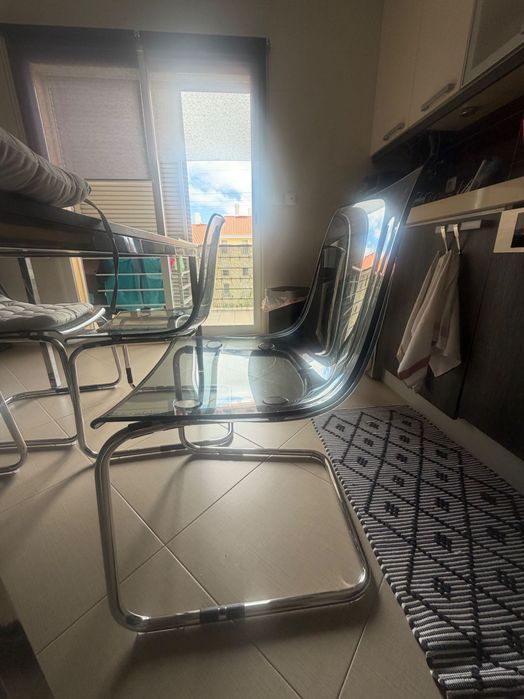 Mesa e 4 cadeiras