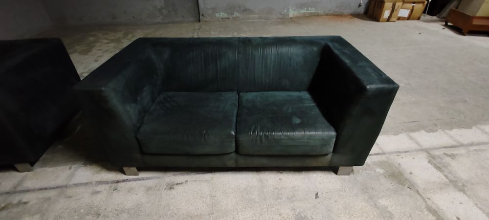 Sofá da Anaric para duas pessoas em nobuck preto